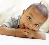 bebe sorrindo para a cmera