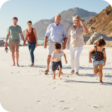 familia se divertindo na praia